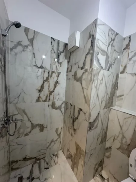 Tirane, jepet me qera zyre Kati 4, 116 m² 600 € (kompleksi zirkon)