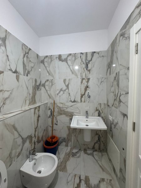 Tirane, jepet me qera zyre Kati 4, 116 m² 600 € (kompleksi zirkon)