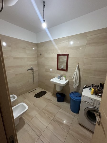 Tirane, jepet me qera apartament 1+1+Ballkon Kati 7, 70 m² 400 € (Spitali Amerikan 3)