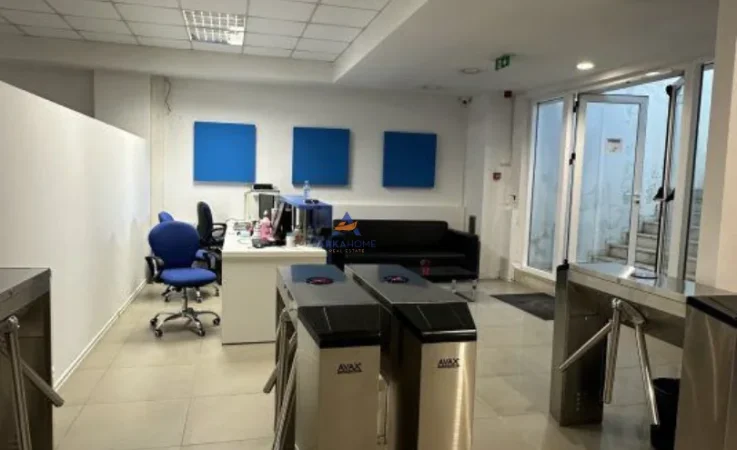 Tirane, jepet me qera ambjent biznesi Kati -1, 1.400 m² (Bulevardi Gjergj Fishta)