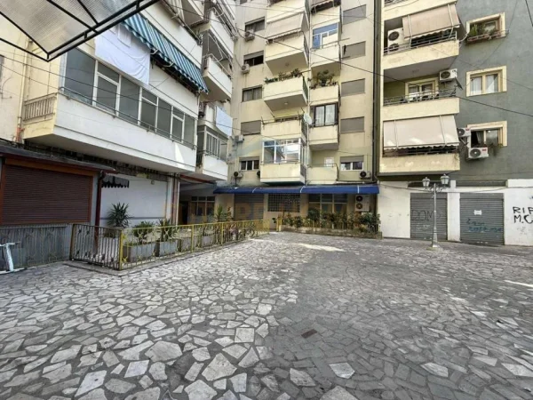 Tirane, jepet me qera ambjent biznesi Kati 0, 42 m² 500 € (myslym shyri)