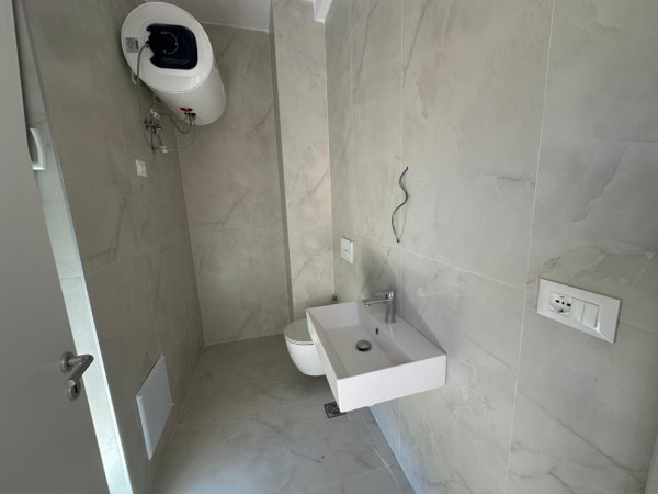Tirane, jepet me qera Vile Kati 0, 252 m² 1.200 € (Residenca Aba prane Liqenit te Farkes.)