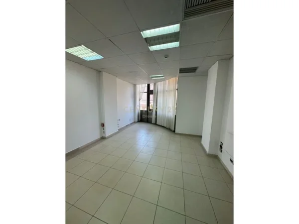 Tirane, jepet me qera zyre Kati 3, 168 m² 2.520 € 