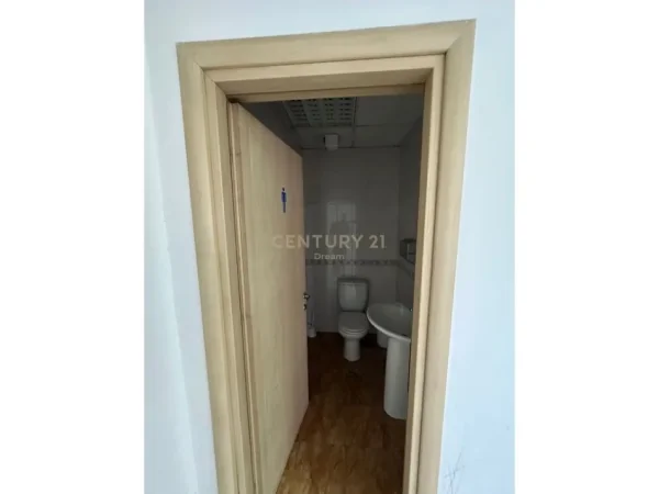 Tirane, jepet me qera zyre Kati 3, 168 m² 2.520 € 