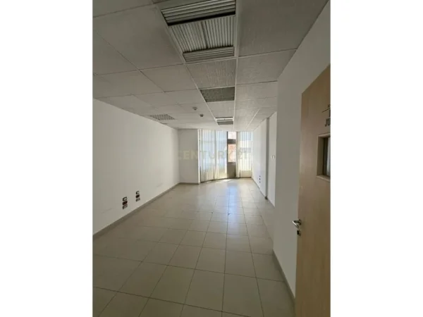 Tirane, jepet me qera zyre Kati 3, 168 m² 2.520 € 