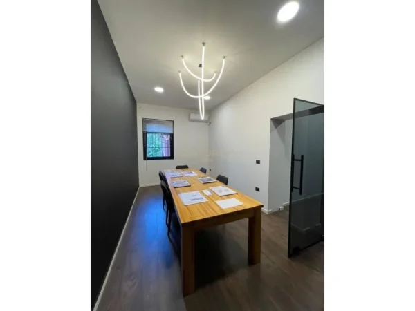 Tirane, jepet me qera zyre Kati 2, 72 m² 1.100 € 