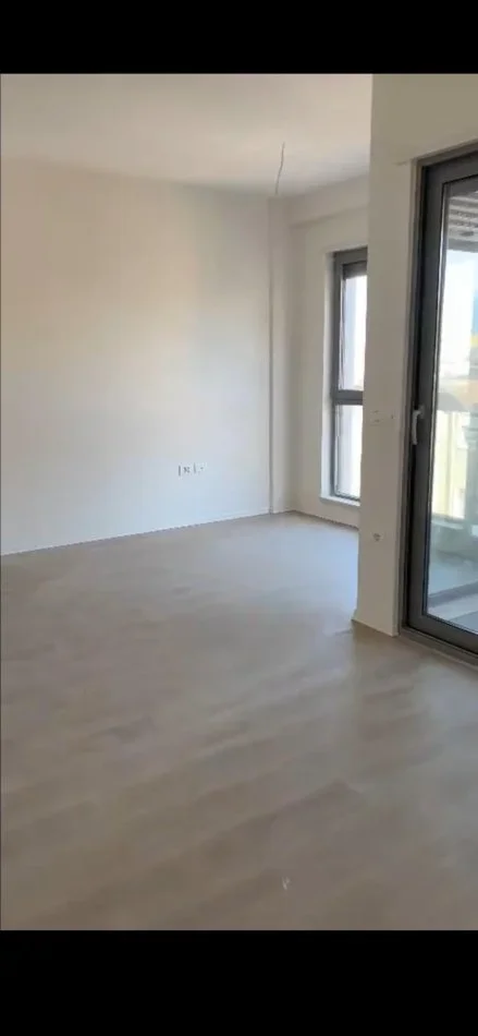 Tirane, jepet me qera zyre Kati 4, 60 m² 650 € (PAZAR I RI)