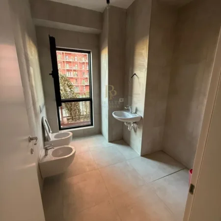 Tirane, jepet me qera ambjent biznesi Kati 5, 113 m² 1.200 € (Rr. e Kavajes)