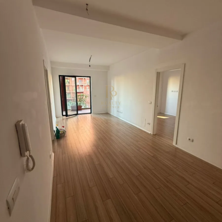 Tirane, jepet me qera ambjent biznesi Kati 5, 113 m² 1.200 € (Rr. e Kavajes)