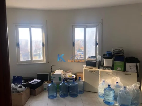 Tirane, jap me qera zyre Kati 7, 107 m² 600 € (Rruga Jordan Misja, pranë kompleksit Gener 2)