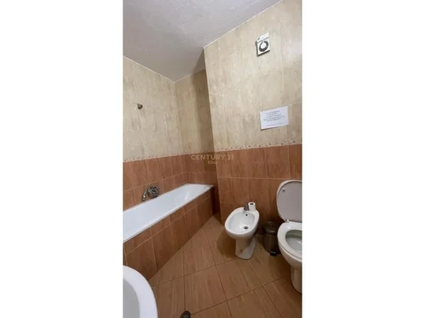 Tirane, jepet me qera zyre Kati 5, 132 m² 