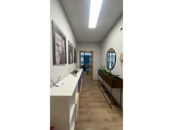 Tirane, jepet me qera zyre Kati 5, 132 m² 