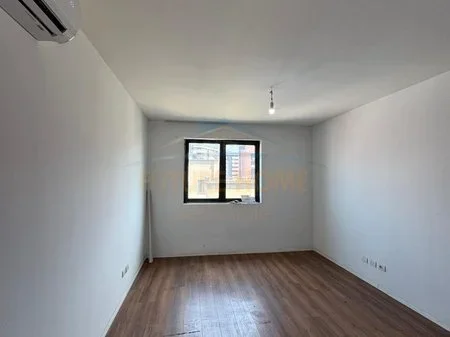 Tirane, jepet me qera apartament 1+1 Kati 3, 450 € 