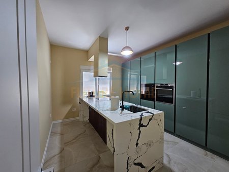 Tirane, jepet me qera apartament 2+1 Kati 1, 155 m² 1.200 € 