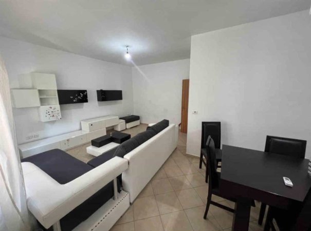 Tirane, jepet me qera apartament 2+1+Ballkon Kati 3, 85 m² 500 € (kodra e diellit)