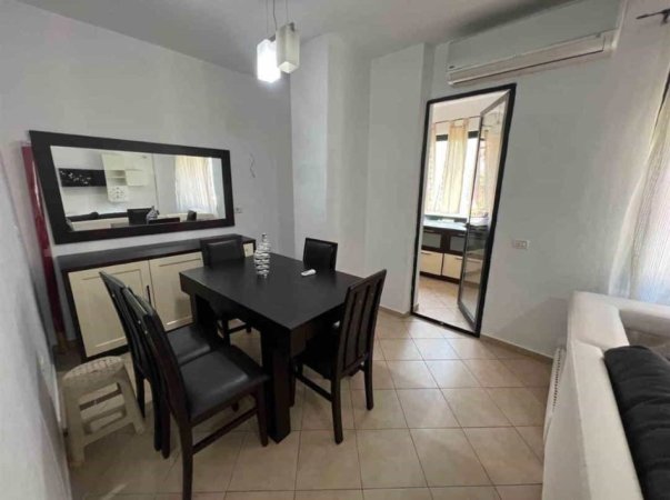 Tirane, jepet me qera apartament 2+1+Ballkon Kati 3, 85 m² 500 € (kodra e diellit)