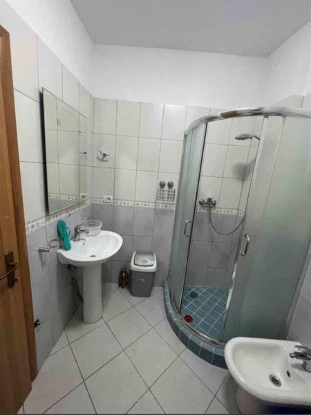 Tirane, jepet me qera apartament 2+1+Ballkon Kati 3, 85 m² 500 € (kodra e diellit)