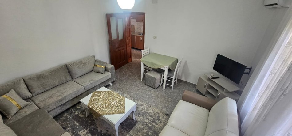 Tirane, jepet me qera apartament 3+1 Kati 1, 650 € 