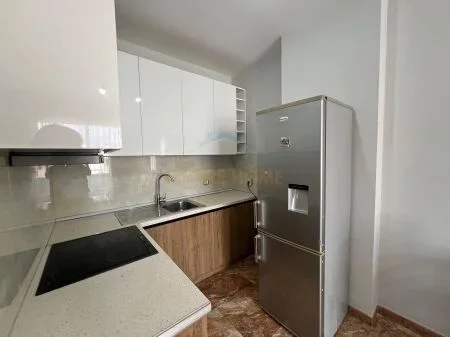 Tirane, jepet me qera apartament 1+1 Kati 9, 70 m² 400 € 