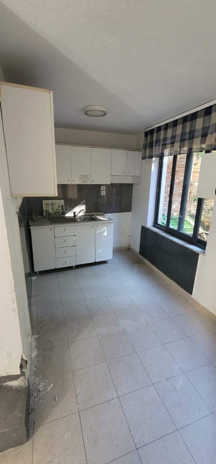 Tirane, jepet me qera Vile 2 Katshe Kati 1, 200 m² 1.500 € (Rruga e Dibrës)