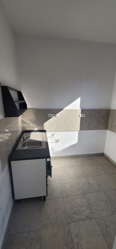 Tirane, jepet me qera Vile 2 Katshe Kati 1, 200 m² 1.500 € (Rruga e Dibrës)
