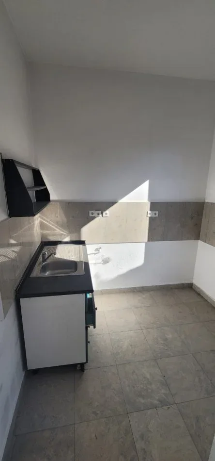 Tirane, jepet me qera Vile 2 Katshe Kati 1, 200 m² 1.500 € (Rruga e Dibrës)