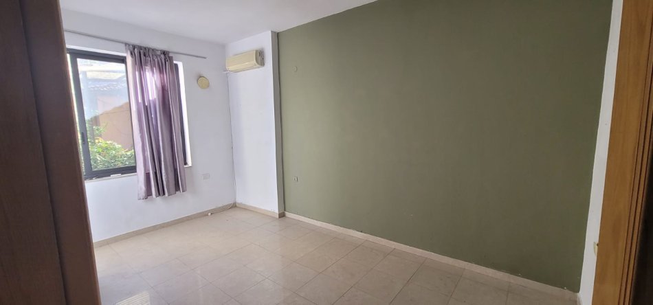 Tirane, jepet me qera Vile 2 Katshe Kati 1, 200 m² 1.500 € (Rruga e Dibrës)