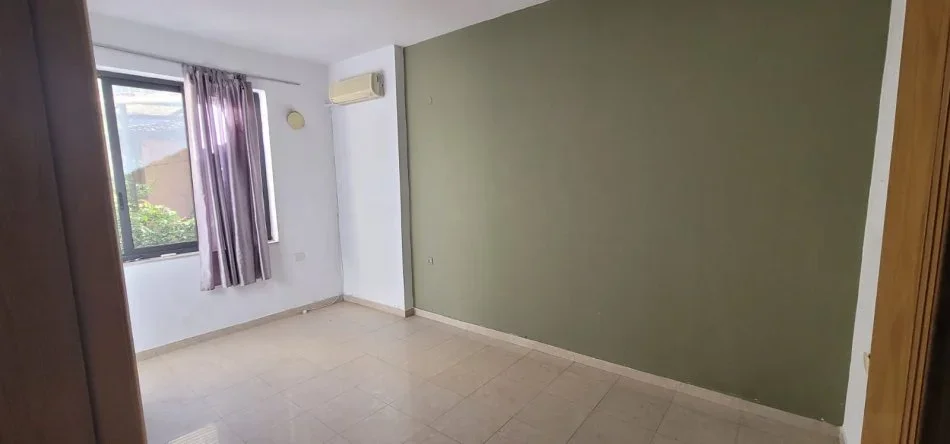 Tirane, jepet me qera Vile 2 Katshe Kati 1, 200 m² 1.500 € (Rruga e Dibrës)