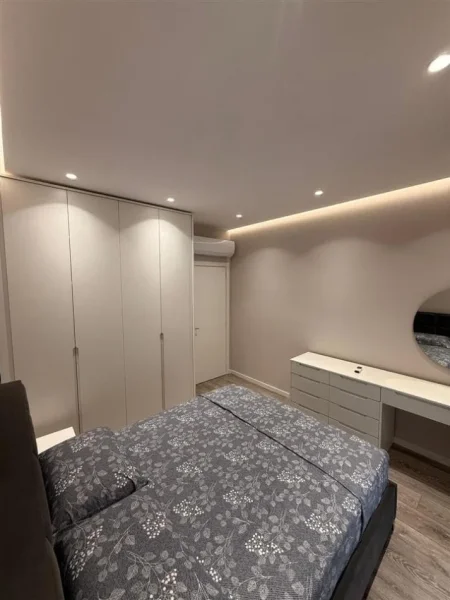 Tirane, jepet me qera apartament 1+1+Ballkon Kati 1, 70 m² 600 € (astir)