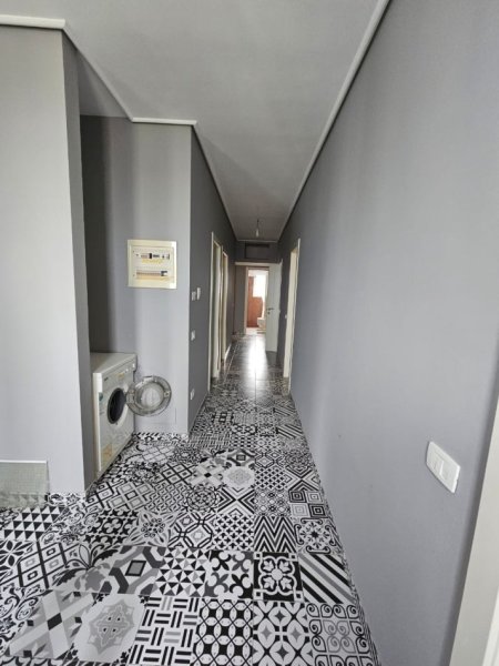Tirane, jepet me qera apartament 3+1 Kati 3, 160 m² 550 € (Vilat Amerikane)