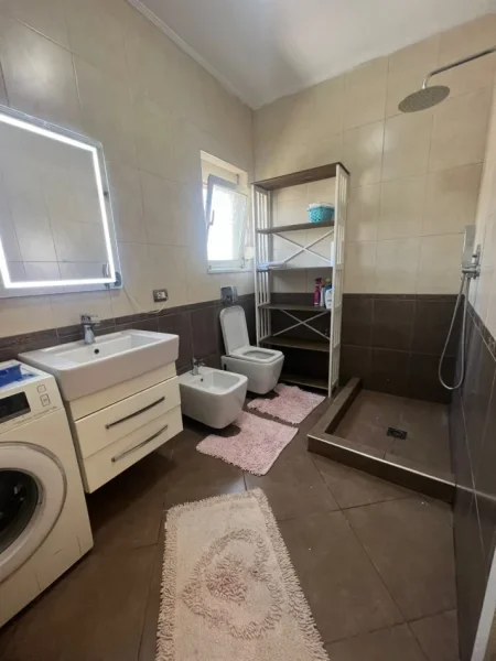 Tirane, shitet apartament 1+1+Ballkon Kati 4, 59 m² 103.000 € (Kryqëzimi i Oxhakut)