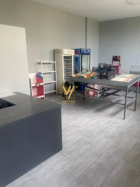 Tirane, shitet dyqan Kati 0, 56 m² 122.000 € (LIQENI I THATE)
