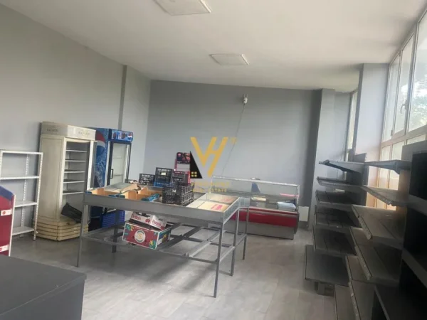 Tirane, shitet dyqan Kati 0, 56 m² 122.000 € (LIQENI I THATE)