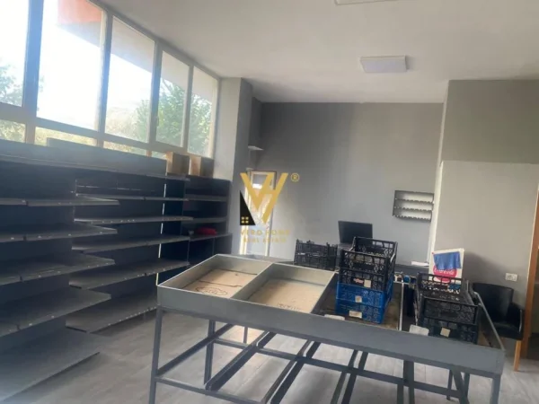 Tirane, shitet dyqan Kati 0, 56 m² 122.000 € (LIQENI I THATE)