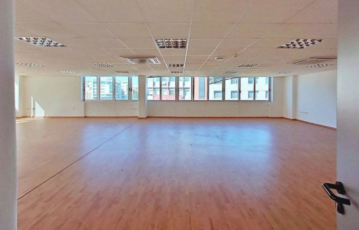 Tirane, jepet me qera zyre Kati 9, 150 m² 2000 € (ish ekspozita)