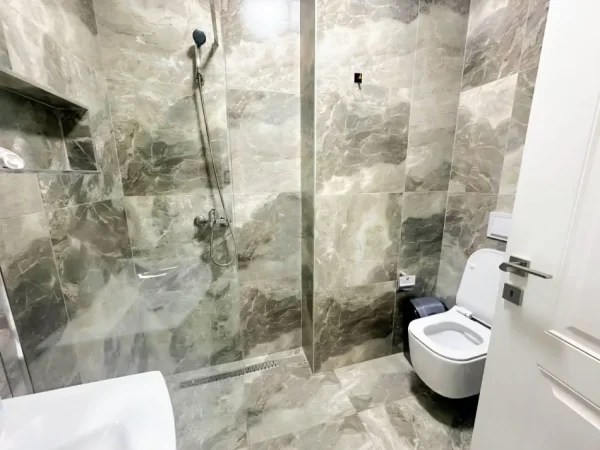 Tirane, jepet me qera apartament 2+1+Ballkon Kati 8, 100 m² 650 € (Don Bosko)