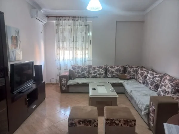 Tirane, jepet me qera apartament 2+1+Aneks+Ballkon Kati 4, 105 m² 700 € (rruga e barrikadave)