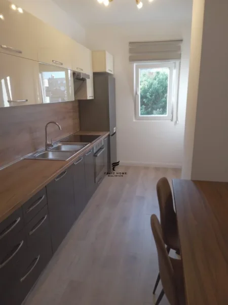 Tirane, jepet me qera apartament 2+1 Kati 3, 105 m² 700 € (XHAMLLIK)
