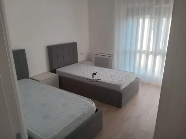 Tirane, jepet me qera apartament 2+1 Kati 3, 105 m² 700 € (XHAMLLIK)