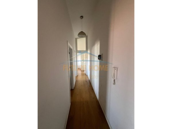Tirane, jepet me qera apartament duplex 3+1 Kati 1, 108 m² 800 €