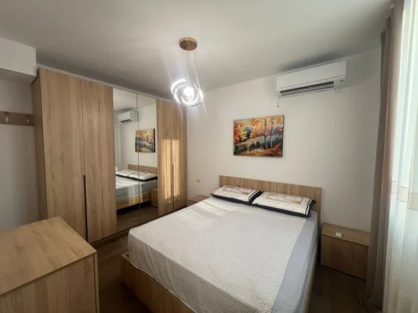 Tirane, jepet me qera apartament 1+1 Kati 9, 40 m² 500 € (Sheshi Willson)