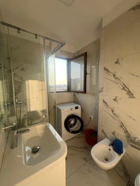 Tirane, jepet me qera apartament 1+1 Kati 9, 40 m² 500 € (Sheshi Willson)
