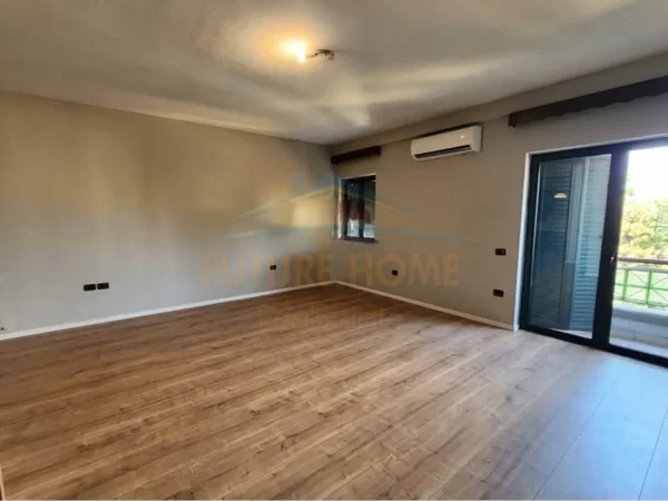 Tirane, jepet me qera zyre Kati 5, 165 m² 1.700 € (Rruga e Elbasanit, Liceu Artistik)