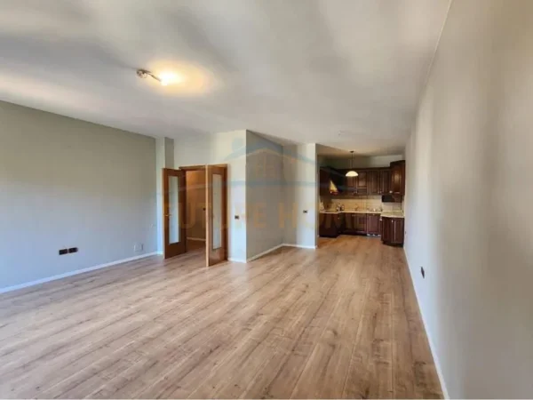 Tirane, jepet me qera zyre Kati 5, 165 m² 1.700 € (Rruga e Elbasanit, Liceu Artistik)
