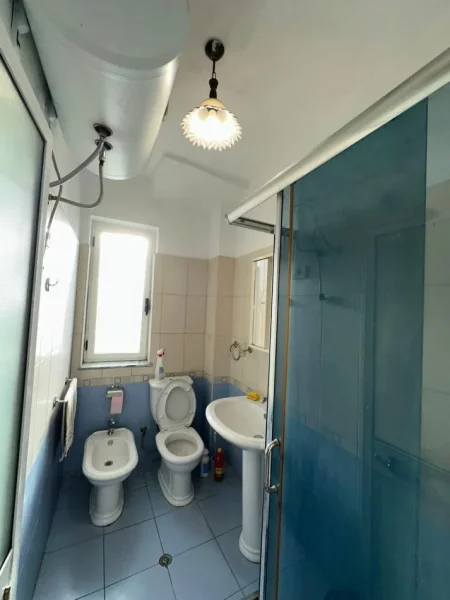 Durres, jepet me qera apartament 2+1+Aneks+Ballkon Kati 3, 94 m² 350 € ( Adresa: KOPSHTI IVINA ZONA 3)