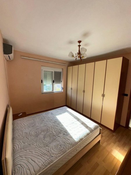 Durres, jepet me qera apartament 2+1+Aneks+Ballkon Kati 3, 94 m² 350 € ( Adresa: KOPSHTI IVINA ZONA 3)
