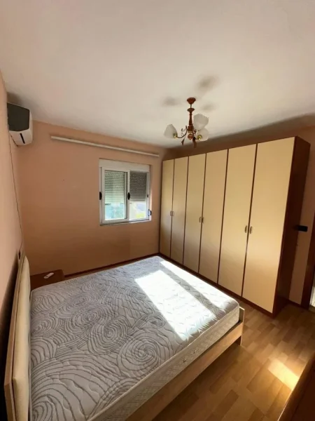 Durres, jepet me qera apartament 2+1+Aneks+Ballkon Kati 3, 94 m² 350 € ( Adresa: KOPSHTI IVINA ZONA 3)