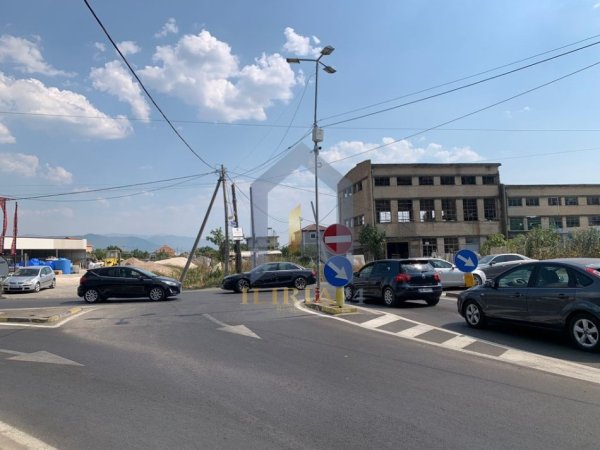 Tirane, shes truall , 2.697 m² 450.000 € (Lezhe Buze Rruges kRYESORE)