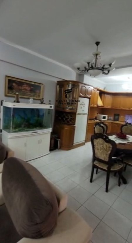 Tirane, jepet me qera apartament 2+1 Kati 2, 97 m² 400 € (PRANE QENDRES GLOBE)