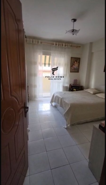 Tirane, jepet me qera apartament 2+1 Kati 2, 97 m² 400 € (PRANE QENDRES GLOBE)